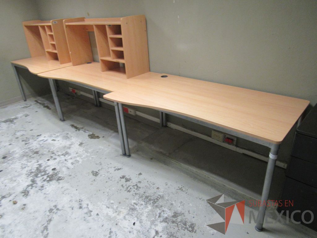 Lote 197b - Mesa de trabajo con 4 patas metálicas, orificio para cables cubierta color madera y gabinete sobrepuesto con 4 entrepaños