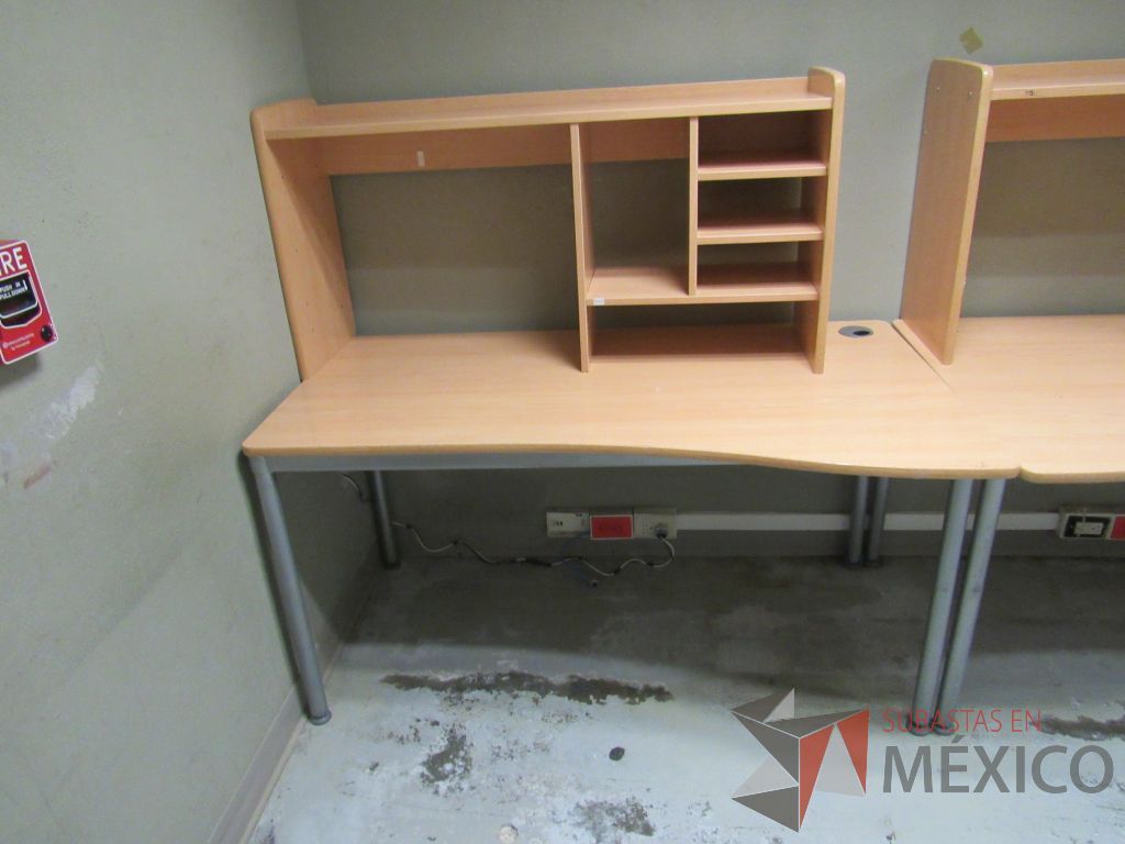 Lote 197b - Mesa de trabajo con 4 patas metálicas, orificio para cables cubierta color madera y gabinete sobrepuesto con 4 entrepaños - Imagen 11