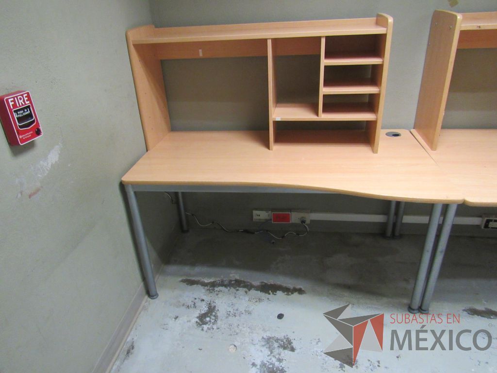 Lote 197b - Mesa de trabajo con 4 patas metálicas, orificio para cables cubierta color madera y gabinete sobrepuesto con 4 entrepaños - Imagen 12