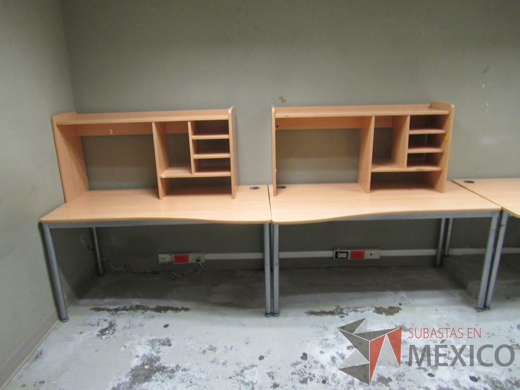 Lote 197b - Mesa de trabajo con 4 patas metálicas, orificio para cables cubierta color madera y gabinete sobrepuesto con 4 entrepaños - Imagen 13