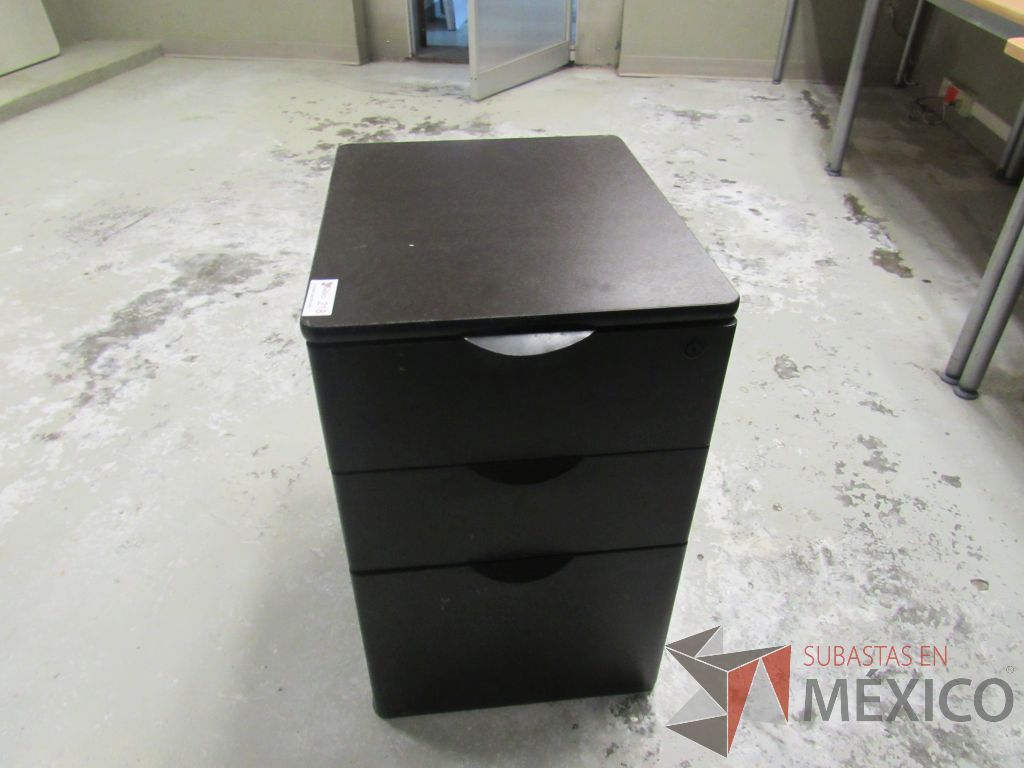 Lote 197b - Mesa de trabajo con 4 patas metálicas, orificio para cables cubierta color madera y gabinete sobrepuesto con 4 entrepaños - Imagen 14