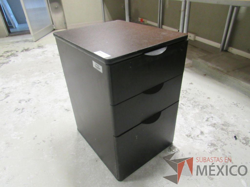 Lote 197b - Mesa de trabajo con 4 patas metálicas, orificio para cables cubierta color madera y gabinete sobrepuesto con 4 entrepaños - Imagen 15