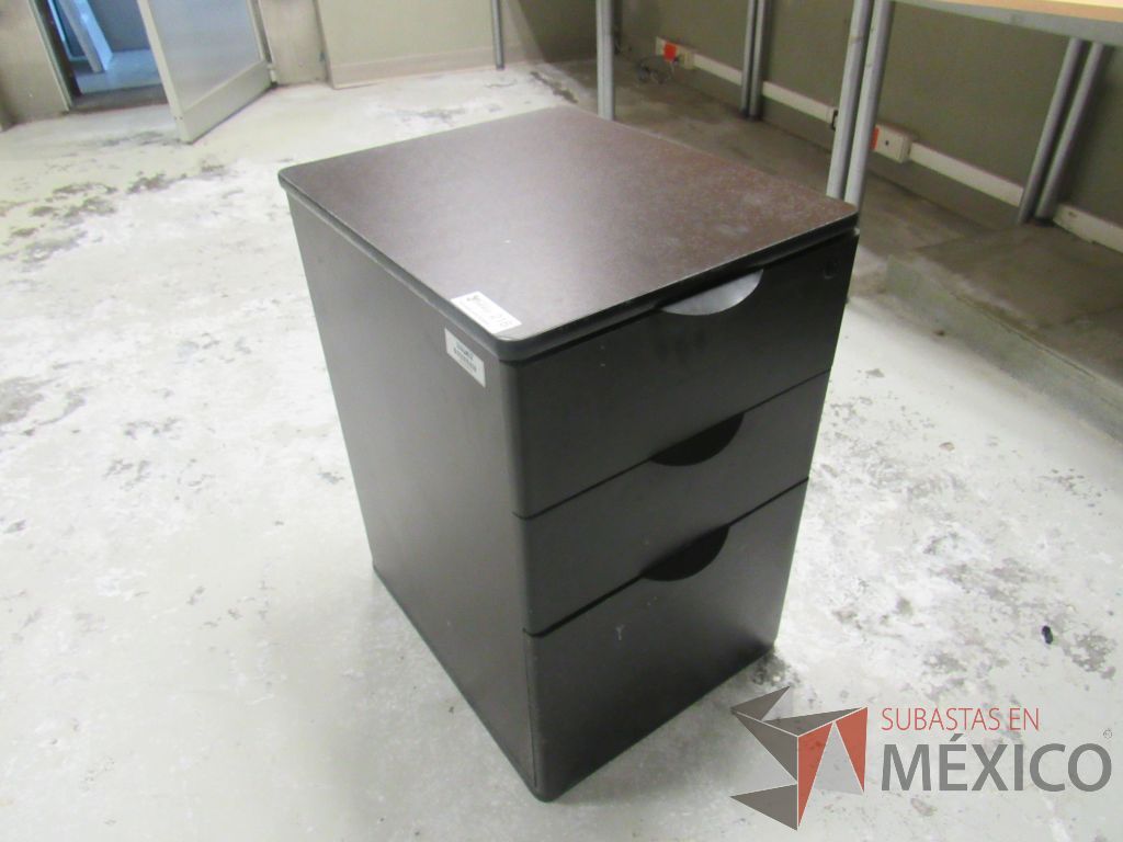 Lote 197b - Mesa de trabajo con 4 patas metálicas, orificio para cables cubierta color madera y gabinete sobrepuesto con 4 entrepaños - Imagen 16