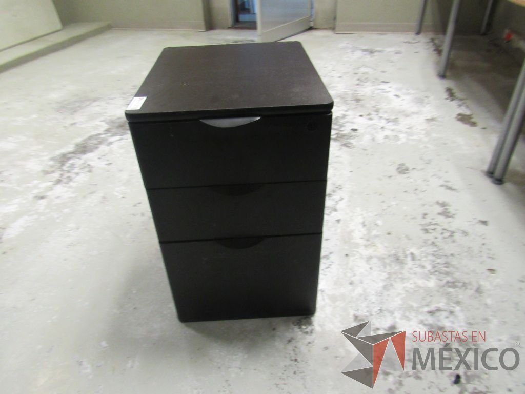 Lote 197b - Mesa de trabajo con 4 patas metálicas, orificio para cables cubierta color madera y gabinete sobrepuesto con 4 entrepaños - Imagen 17