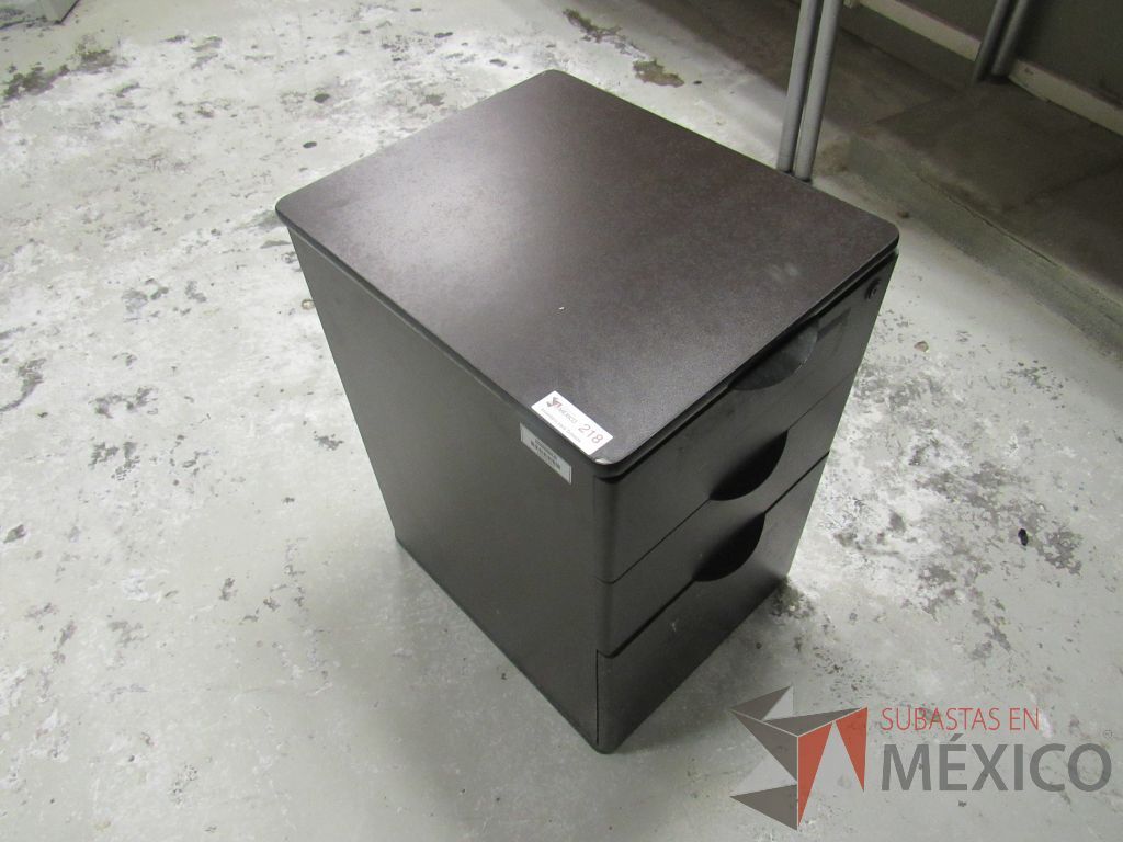 Lote 197b - Mesa de trabajo con 4 patas metálicas, orificio para cables cubierta color madera y gabinete sobrepuesto con 4 entrepaños - Imagen 18