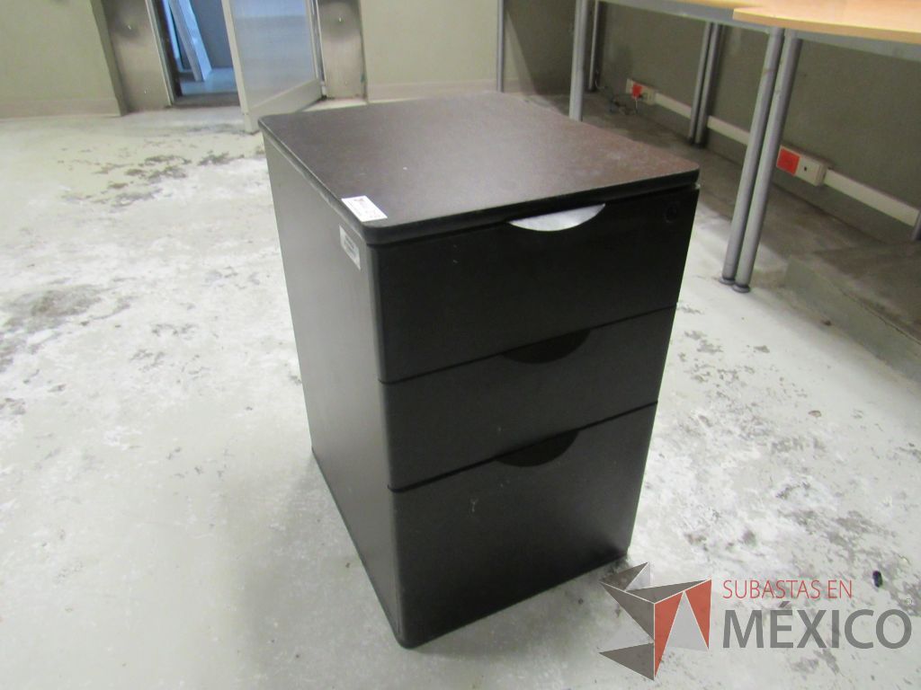 Lote 197b - Mesa de trabajo con 4 patas metálicas, orificio para cables cubierta color madera y gabinete sobrepuesto con 4 entrepaños - Imagen 19