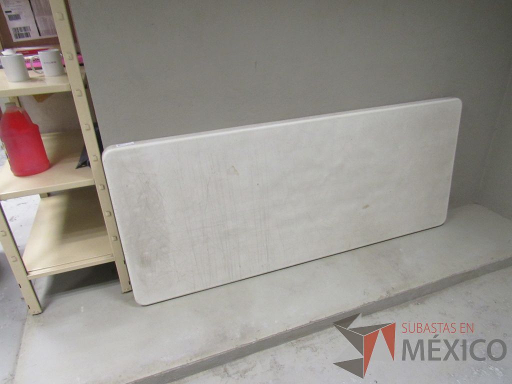 Lote 195 - Mesa de trabajo plegables con base metálica y cubierta color blanco - Imagen 2