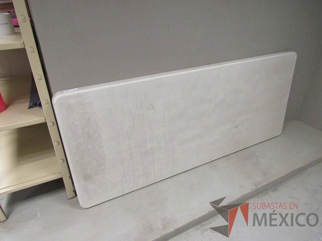 Lote 195 - Mesa de trabajo plegables con base metálica y cubierta color blanco - Imagen 3