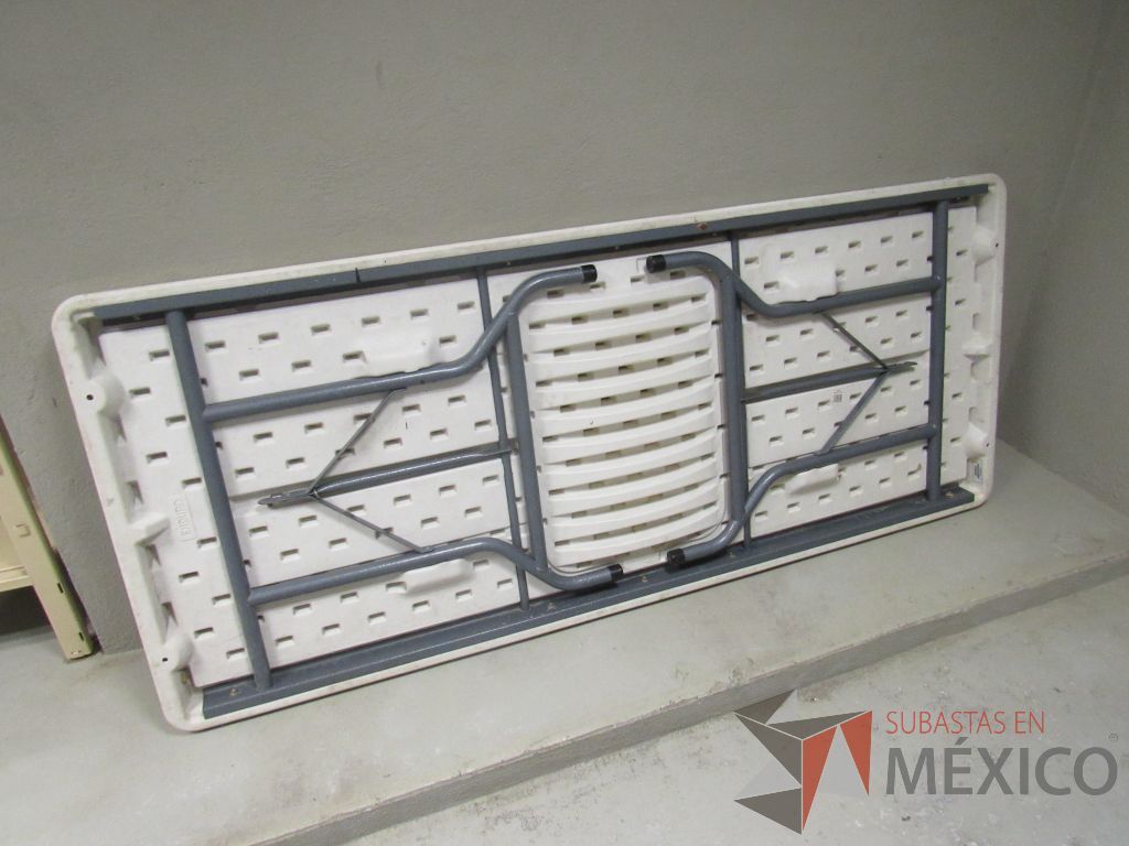 Lote 195 - Mesa de trabajo plegables con base metálica y cubierta color blanco - Imagen 4