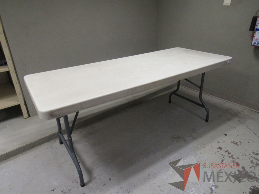 Lote 195 - Mesa de trabajo plegables con base metálica y cubierta color blanco - Imagen 5