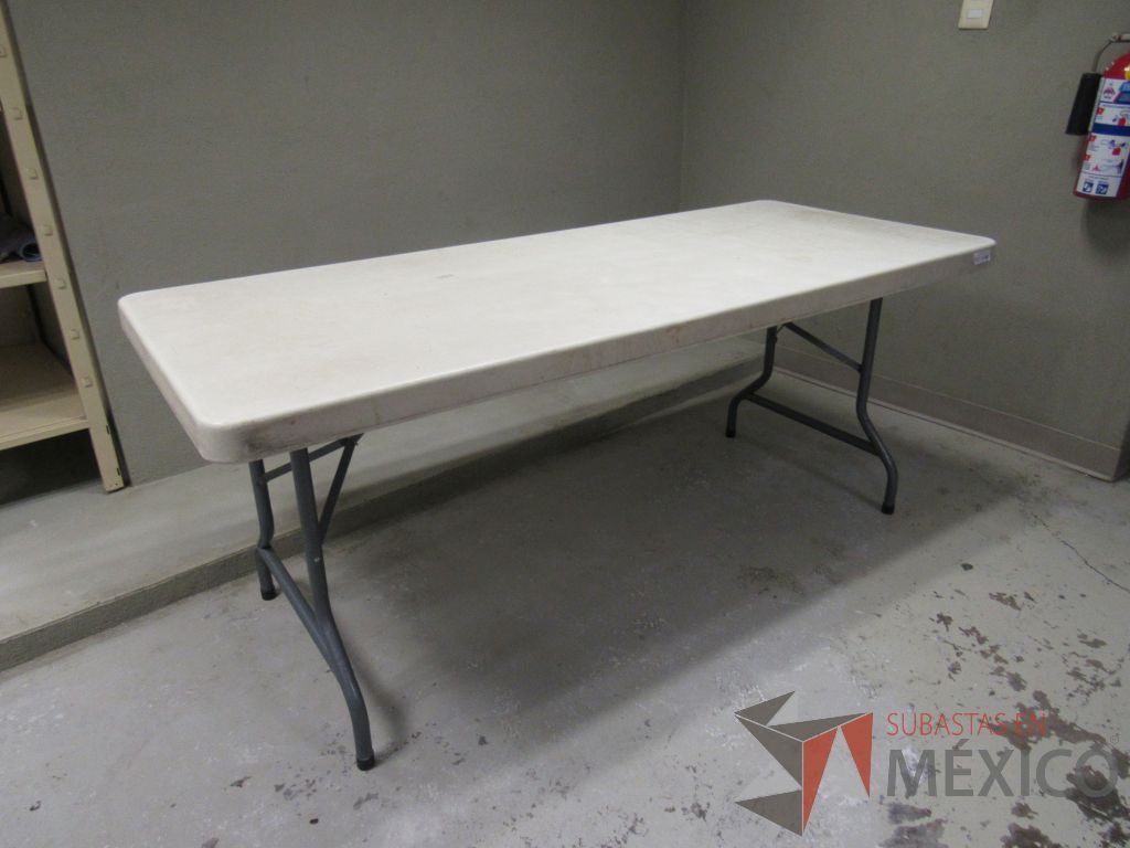 Lote 195 - Mesa de trabajo plegables con base metálica y cubierta color blanco