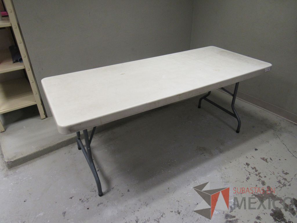 Lote 195 - Mesa de trabajo plegables con base metálica y cubierta color blanco - Imagen 6
