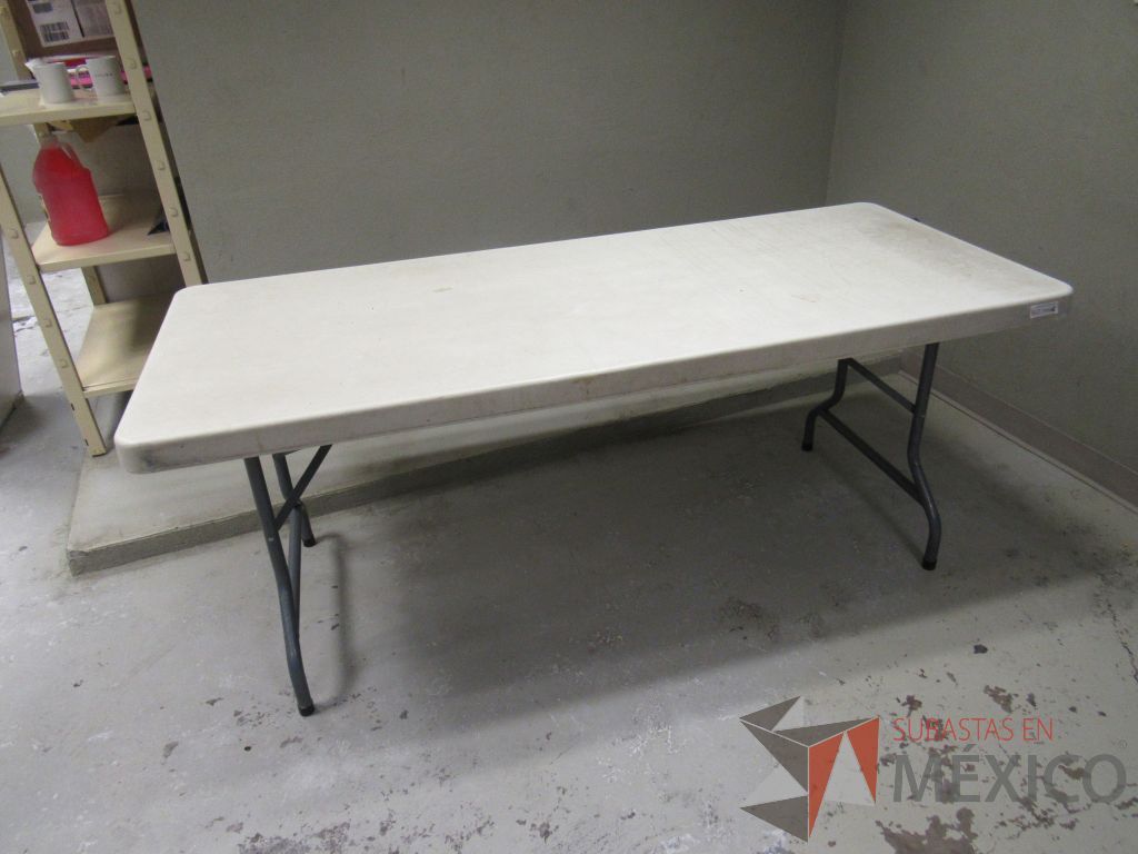 Lote 195 - Mesa de trabajo plegables con base metálica y cubierta color blanco - Imagen 7