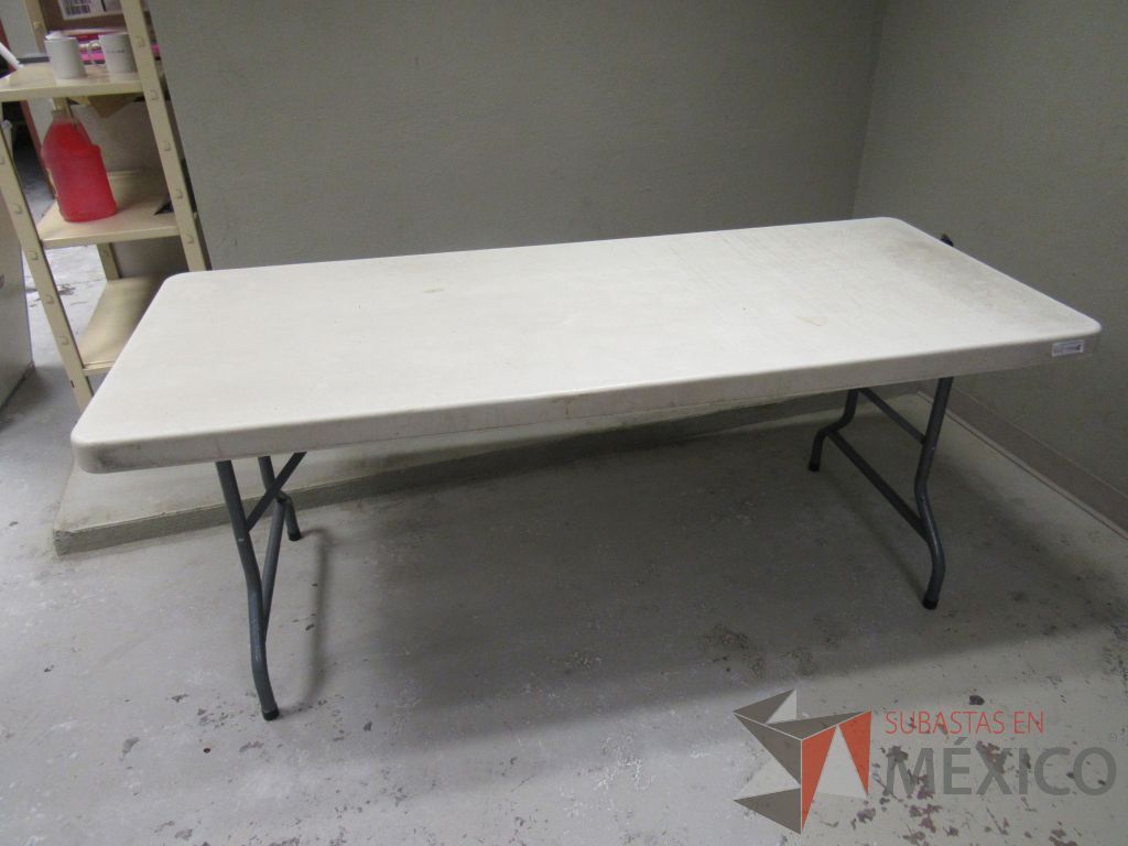 Lote 195 - Mesa de trabajo plegables con base metálica y cubierta color blanco - Imagen 8