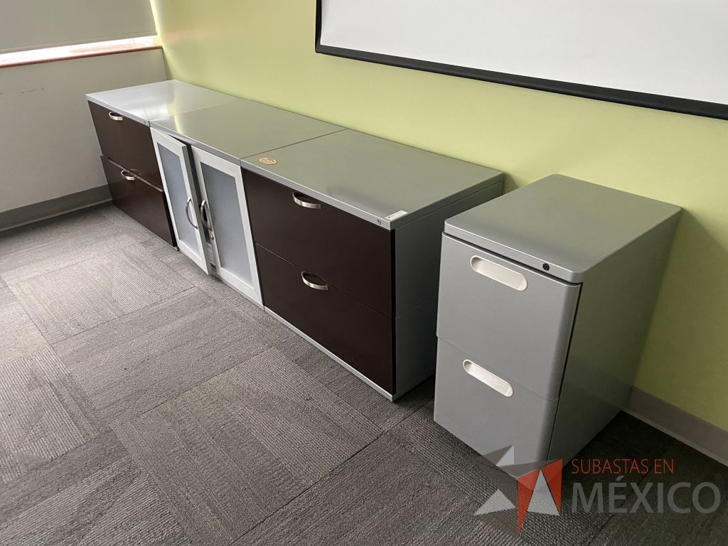 Lote 314 - Credenza metálica con 4 cajones con tapas color café y 2 puertas color gris - Imagen 2