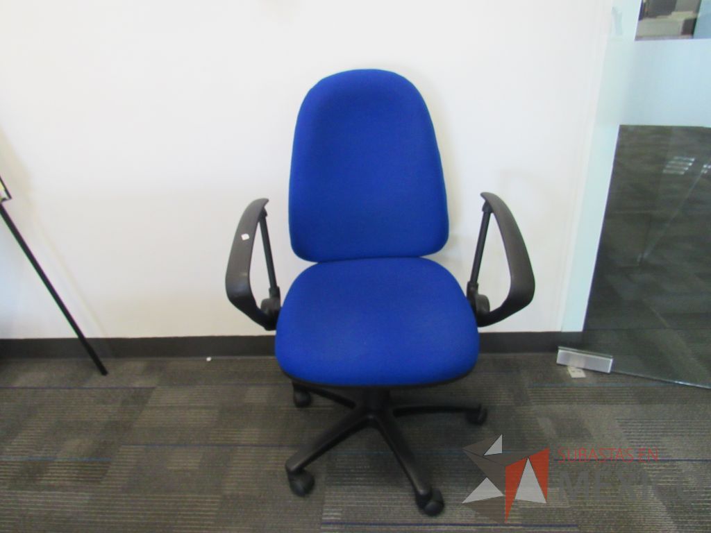 Lote 098 - 5 Sillas secretariales con ruedas, descansabrazos, asiento y respaldo en tela color azul