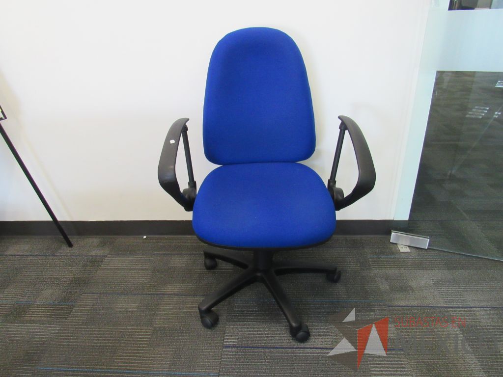 Lote 098 - 5 Sillas secretariales con ruedas, descansabrazos, asiento y respaldo en tela color azul - Imagen 8