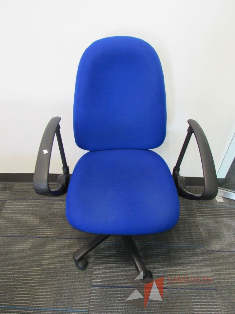 Lote 098 - 5 Sillas secretariales con ruedas, descansabrazos, asiento y respaldo en tela color azul - Imagen 7