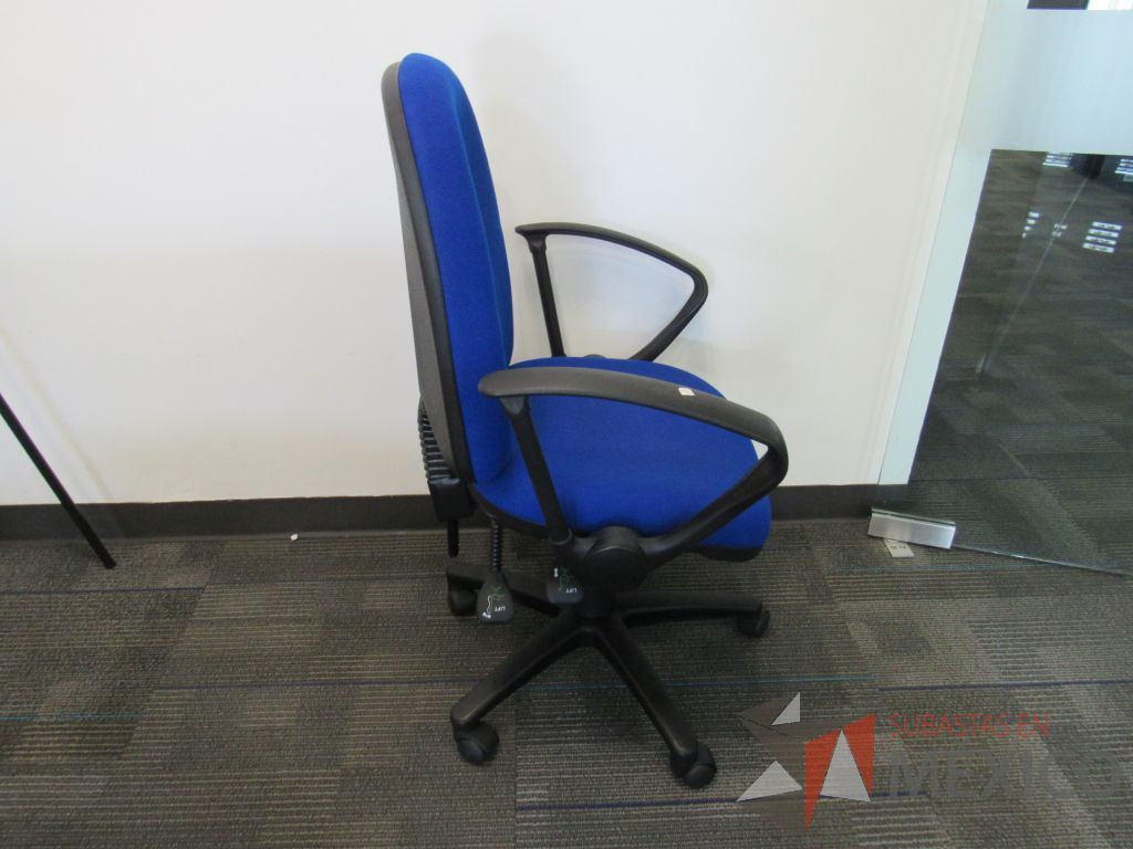 Lote 098 - 5 Sillas secretariales con ruedas, descansabrazos, asiento y respaldo en tela color azul - Imagen 6
