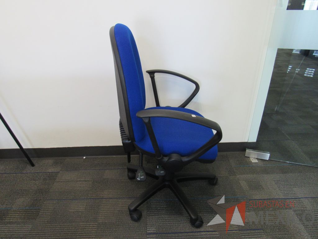 Lote 098 - 5 Sillas secretariales con ruedas, descansabrazos, asiento y respaldo en tela color azul - Imagen 5