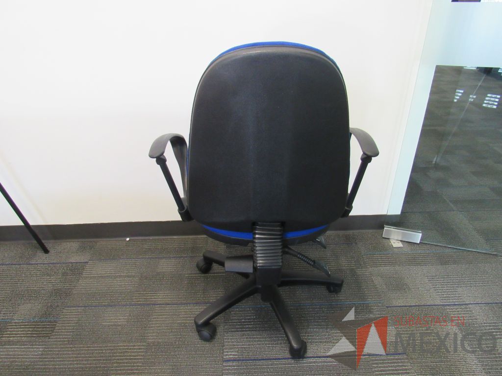 Lote 098 - 5 Sillas secretariales con ruedas, descansabrazos, asiento y respaldo en tela color azul - Imagen 3