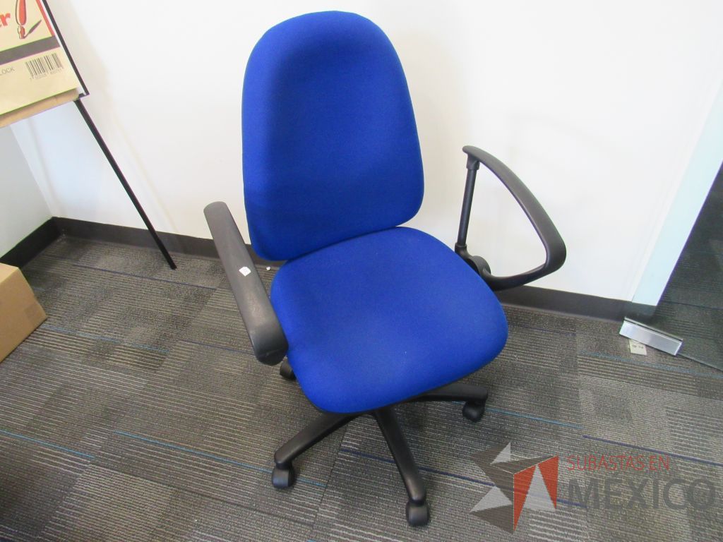Lote 098 - 5 Sillas secretariales con ruedas, descansabrazos, asiento y respaldo en tela color azul - Imagen 2