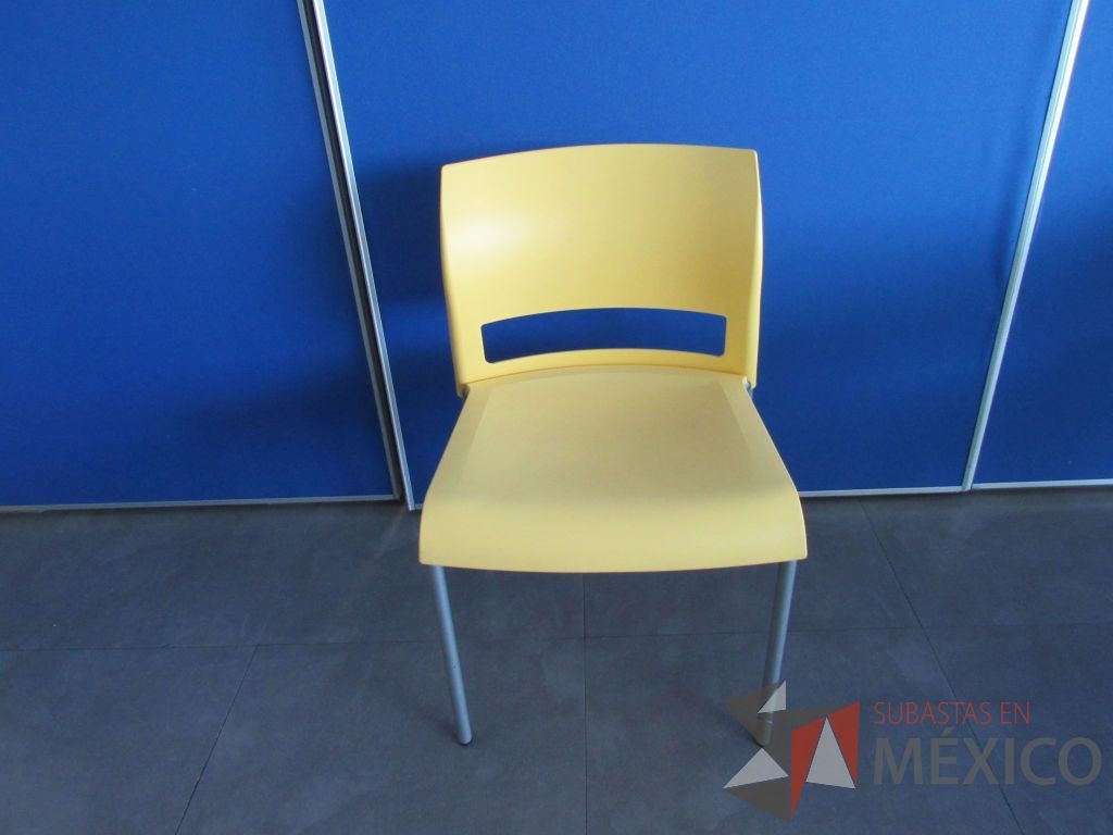 Lote 099 - 6 Sillas de comedor con 4 patas metálicas, asiento y respaldo liso color amarillo