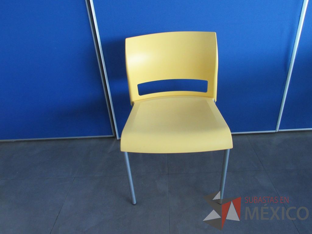 Lote 099 - 6 Sillas de comedor con 4 patas metálicas, asiento y respaldo liso color amarillo - Imagen 3