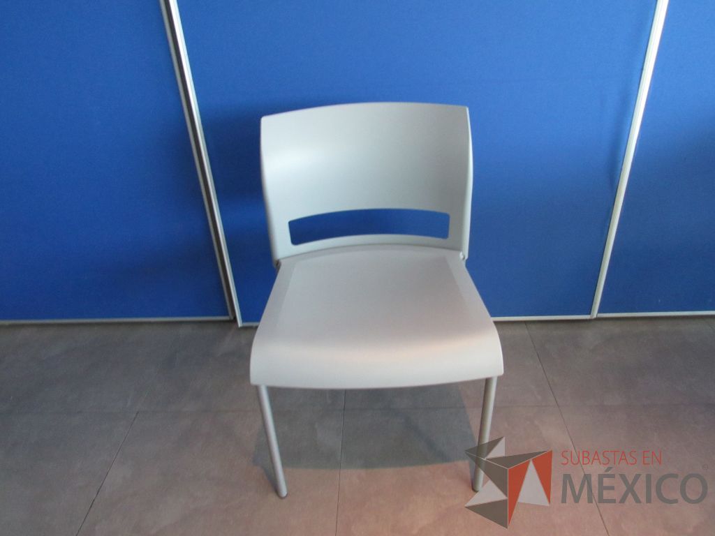 Lote 106 - 6 Sillas de comedor con 4 patas metálicas, asiento y respaldo liso color gris claro - Imagen 2