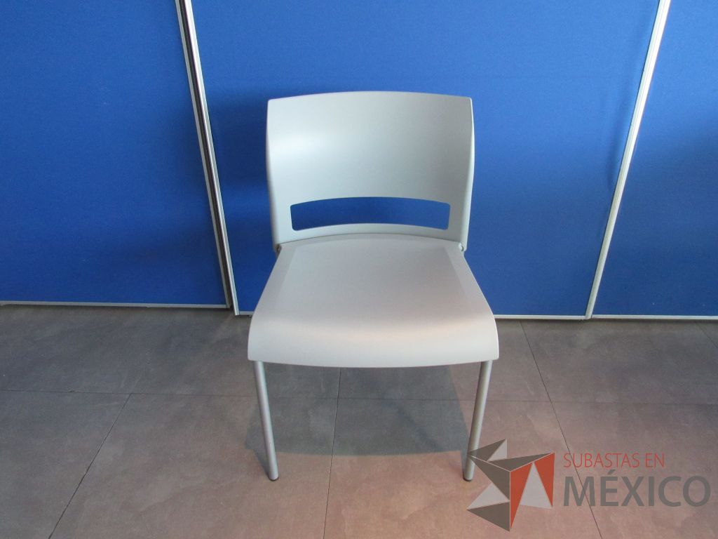 Lote 106 - 6 Sillas de comedor con 4 patas metálicas, asiento y respaldo liso color gris claro