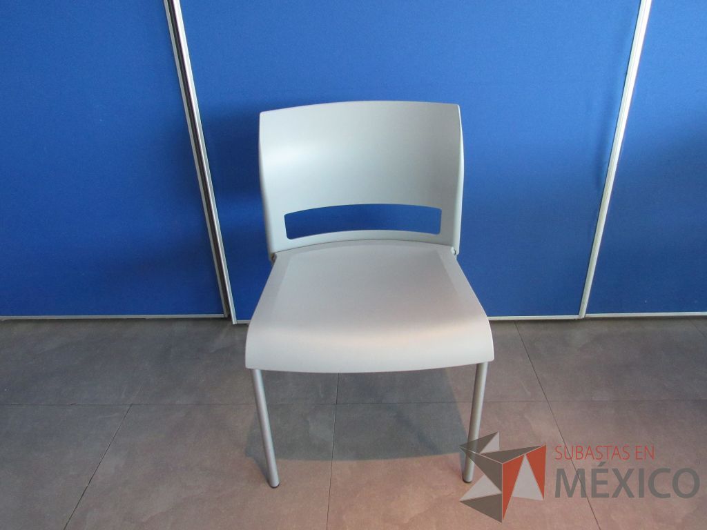 Lote 106 - 6 Sillas de comedor con 4 patas metálicas, asiento y respaldo liso color gris claro - Imagen 3