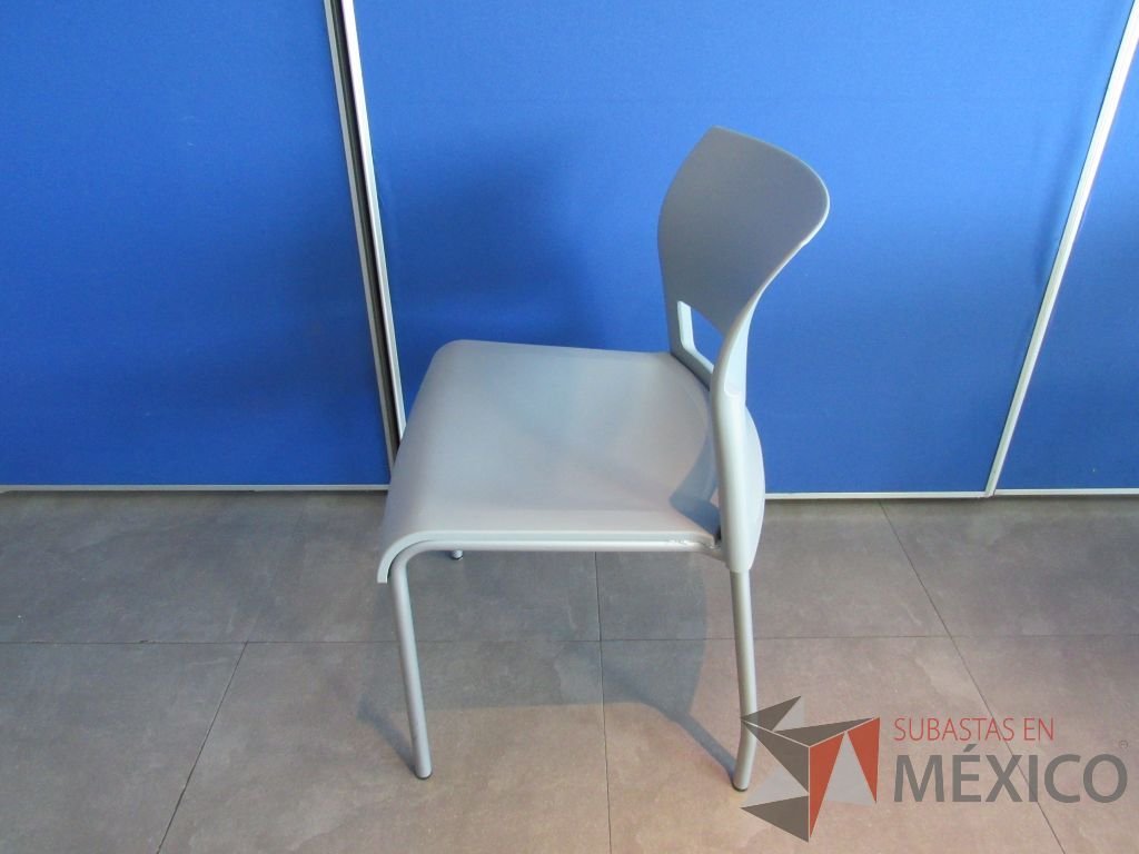 Lote 106 - 6 Sillas de comedor con 4 patas metálicas, asiento y respaldo liso color gris claro - Imagen 4