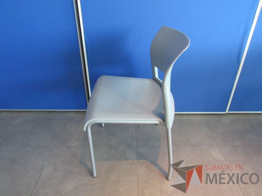 Lote 106 - 6 Sillas de comedor con 4 patas metálicas, asiento y respaldo liso color gris claro - Imagen 5
