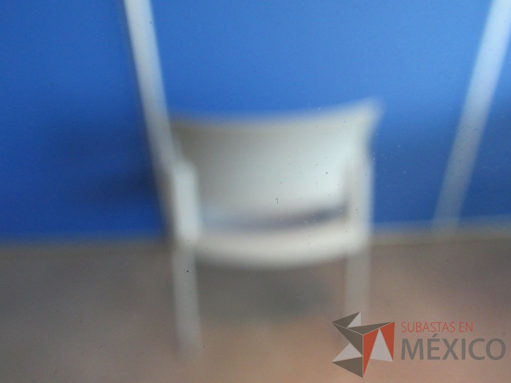 Lote 106 - 6 Sillas de comedor con 4 patas metálicas, asiento y respaldo liso color gris claro - Imagen 6