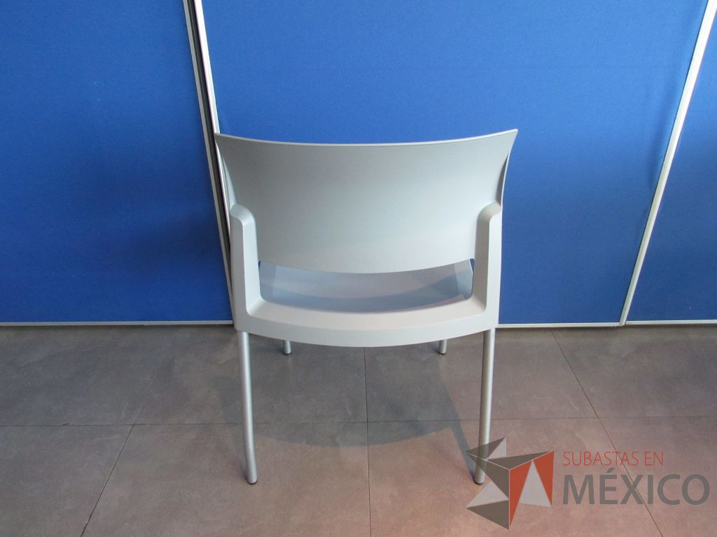 Lote 106 - 6 Sillas de comedor con 4 patas metálicas, asiento y respaldo liso color gris claro - Imagen 7
