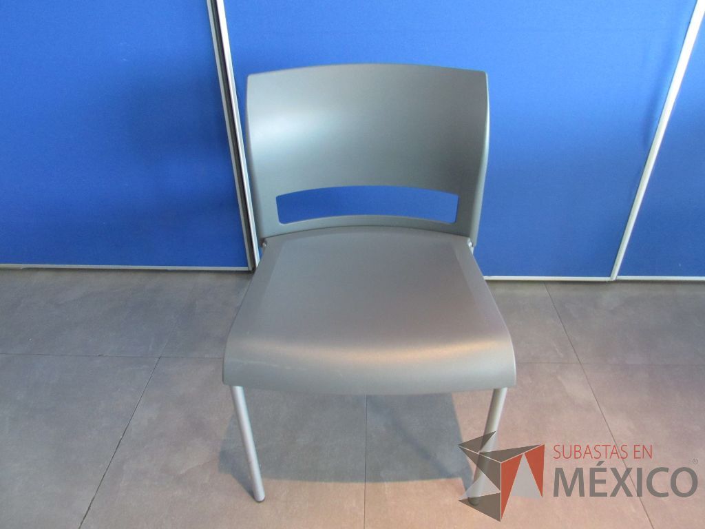 Lote 107 - 5 Sillas de comedor con 4 patas metálicas, asiento y respaldo liso color gris claro