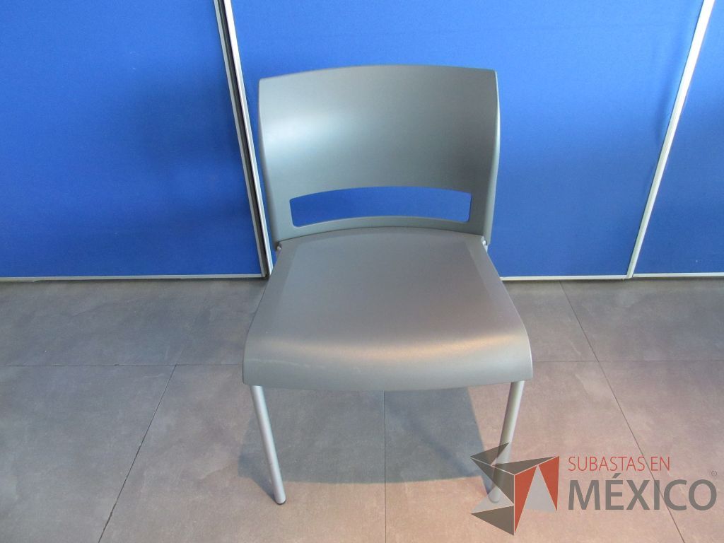 Lote 107 - 5 Sillas de comedor con 4 patas metálicas, asiento y respaldo liso color gris claro - Imagen 2