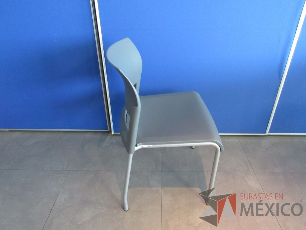 Lote 107 - 5 Sillas de comedor con 4 patas metálicas, asiento y respaldo liso color gris claro - Imagen 3