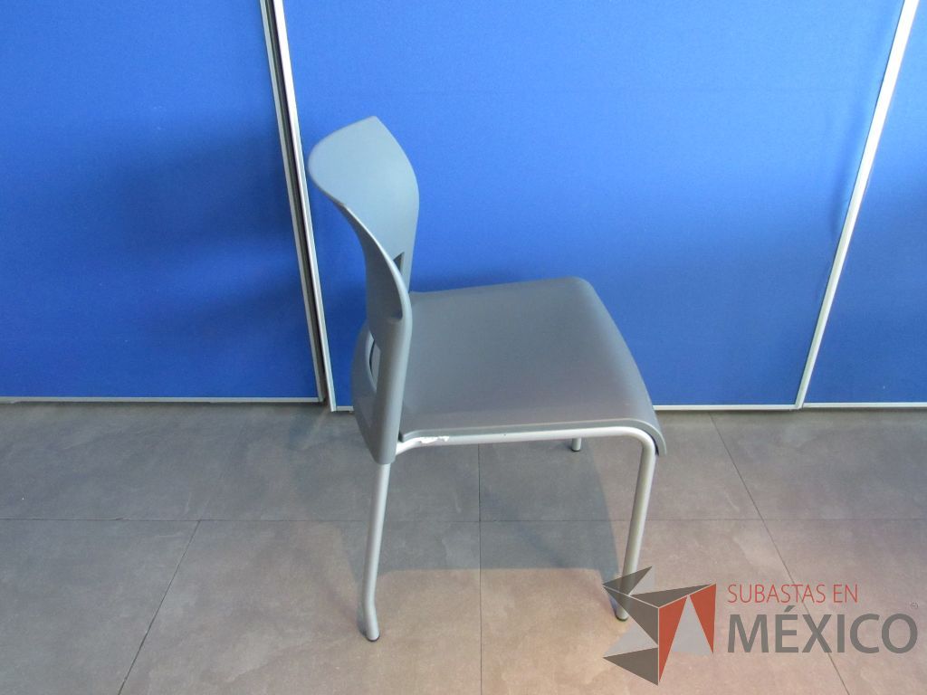 Lote 107 - 5 Sillas de comedor con 4 patas metálicas, asiento y respaldo liso color gris claro - Imagen 4