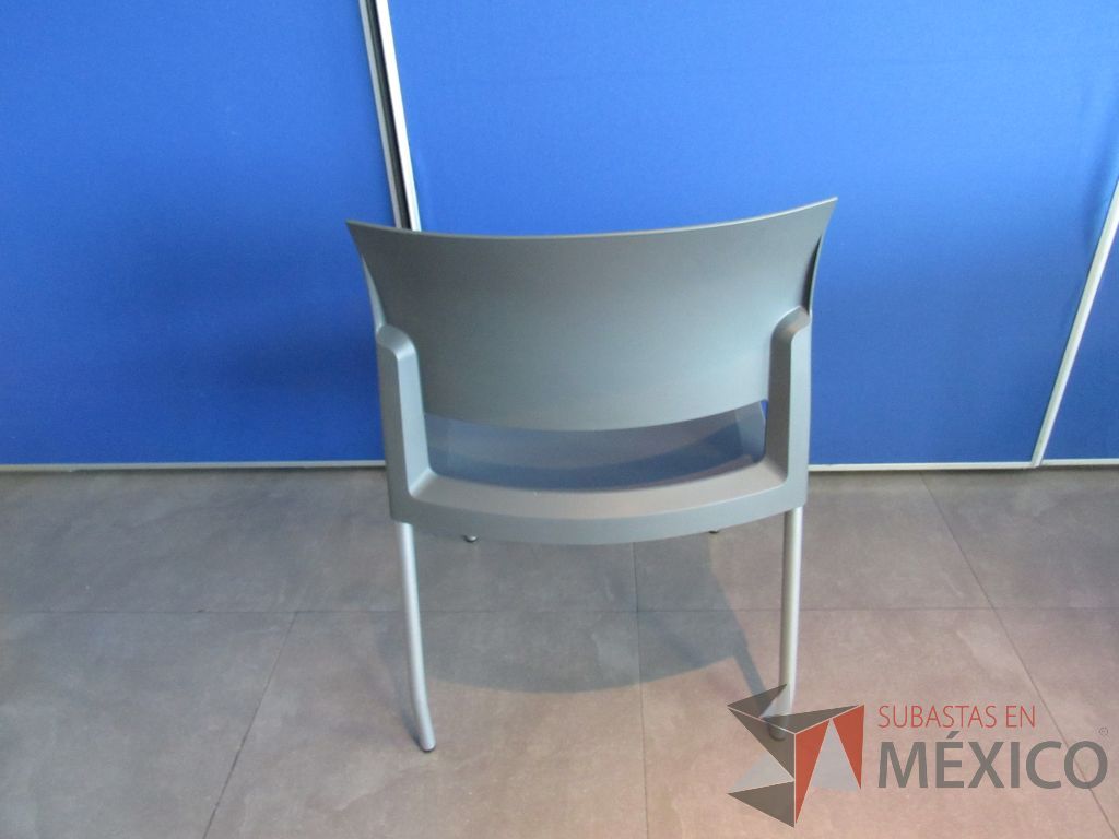 Lote 107 - 5 Sillas de comedor con 4 patas metálicas, asiento y respaldo liso color gris claro - Imagen 5