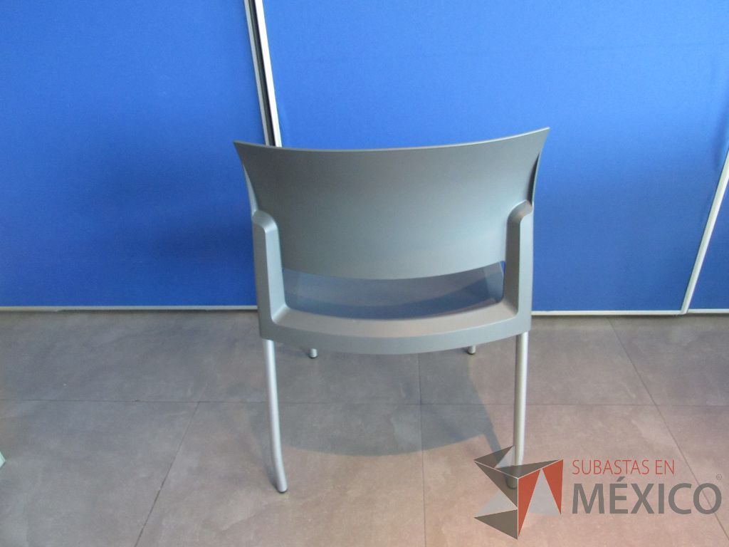 Lote 107 - 5 Sillas de comedor con 4 patas metálicas, asiento y respaldo liso color gris claro - Imagen 6