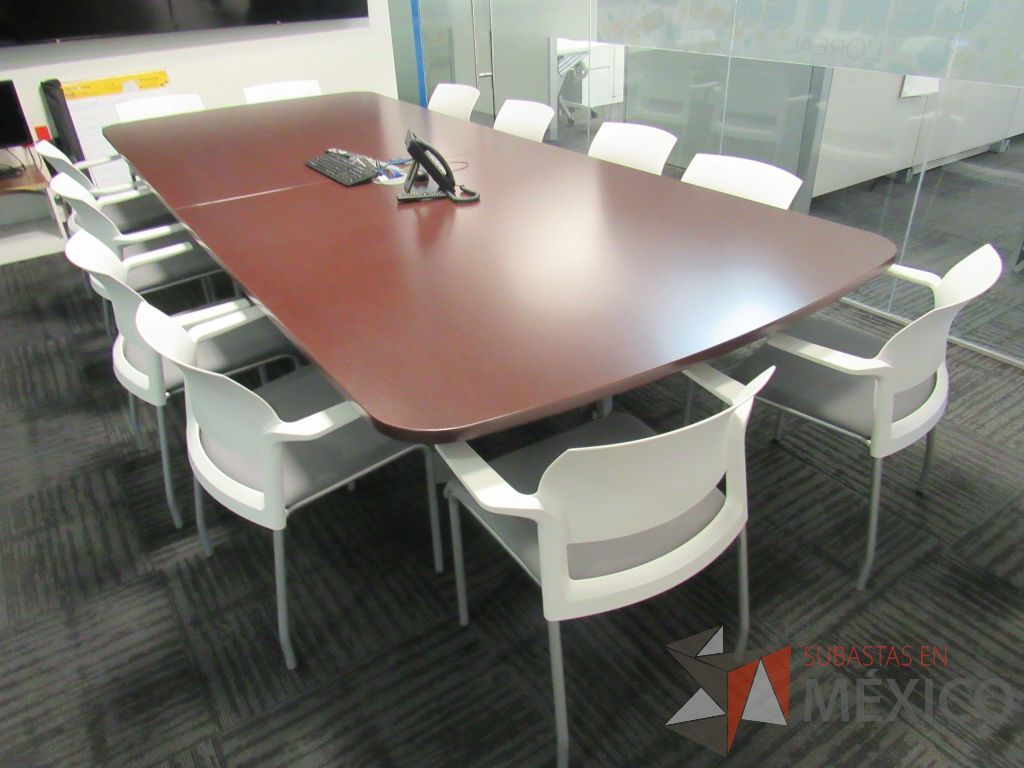 Lote 021 - Mesa de sala de juntas para 10 personas con accesorios para conexión y cubierta color café