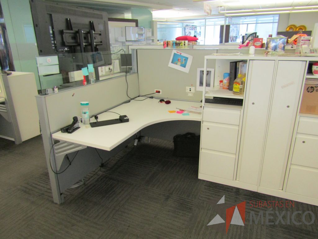 Lote 037 - Estación de trabajo para 2 personas de mampara baja con 2 gabinetes altos metálicos color blanco - Imagen 7