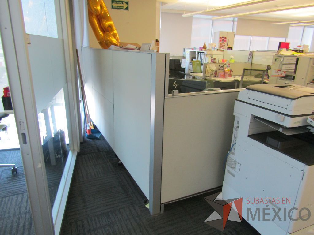 Lote 040 - Estación de trabajo para 2 personas de mampara baja con 2 gabinetes altos metálicos color blanco - Imagen 6