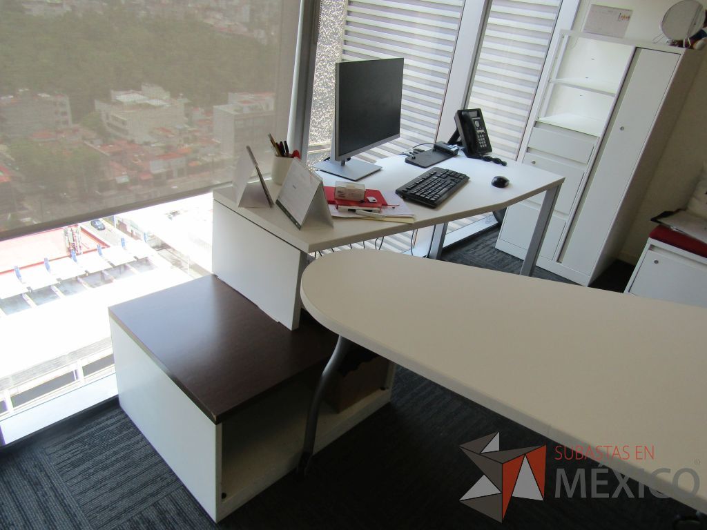 Lote 024 - Oficina Operativa con Escritorio, Mesa de Apoyo Triangular con Ruedas y Gabinete - Imagen 3