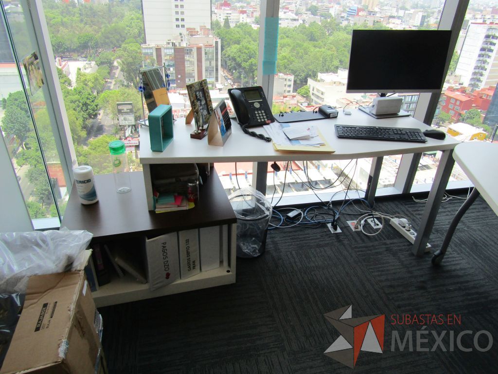 Lote 024 - Oficina Operativa con Escritorio, Mesa de Apoyo Triangular con Ruedas y Gabinete - Imagen 10
