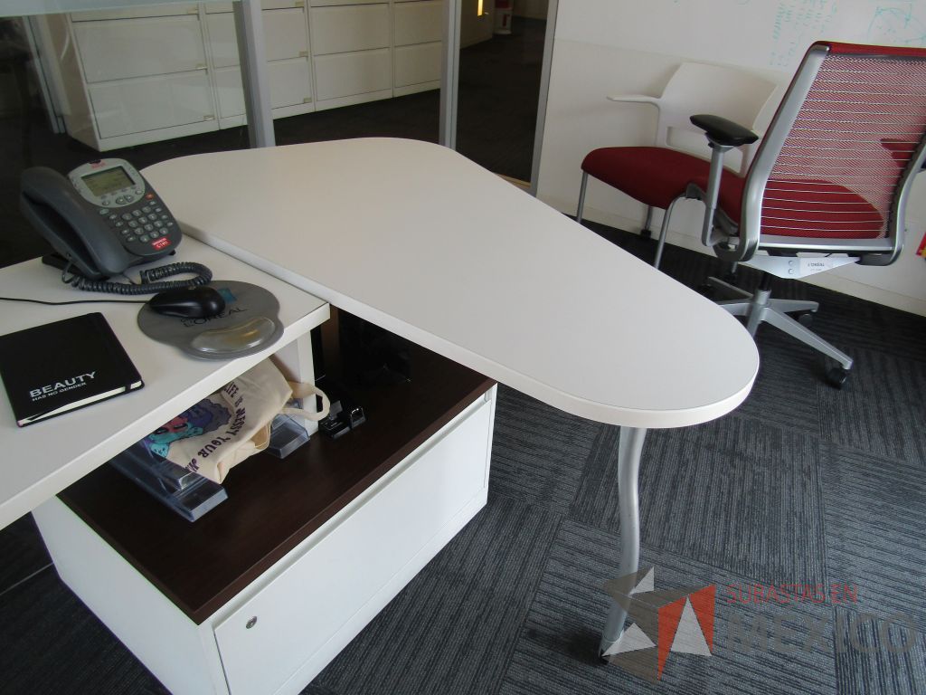 Lote 024 - Oficina Operativa con Escritorio, Mesa de Apoyo Triangular con Ruedas y Gabinete - Imagen 18