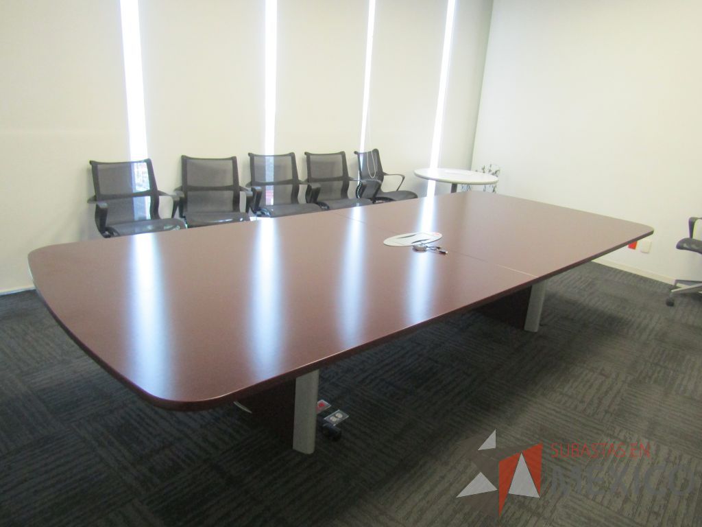 Lote 009 - Mesa de sala de juntas para 10 personas con accesorios para conexiones color café