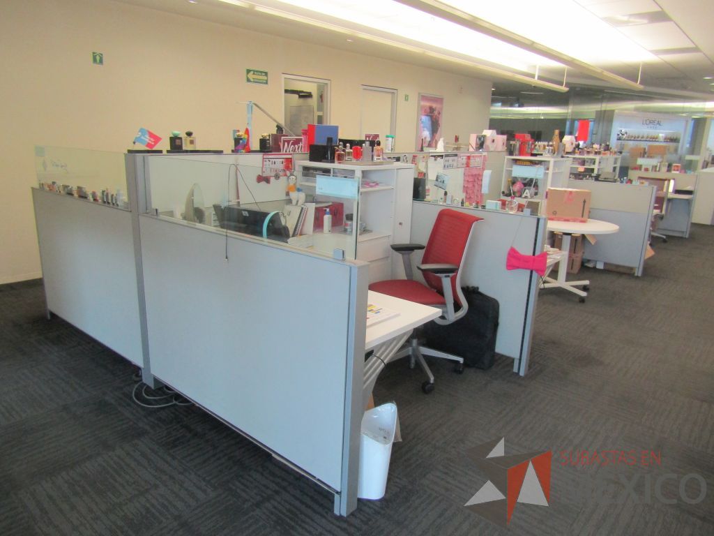 Lote 017 - Estación de trabajo para 9 personas con 9 gabinetes altos metálicos color blanco. - Imagen 8