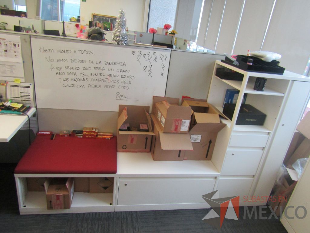 Lote 020 - Estación de trabajo para 9 personas de mampara baja con 9 gabinetes altos metálicos color blanco - Imagen 3